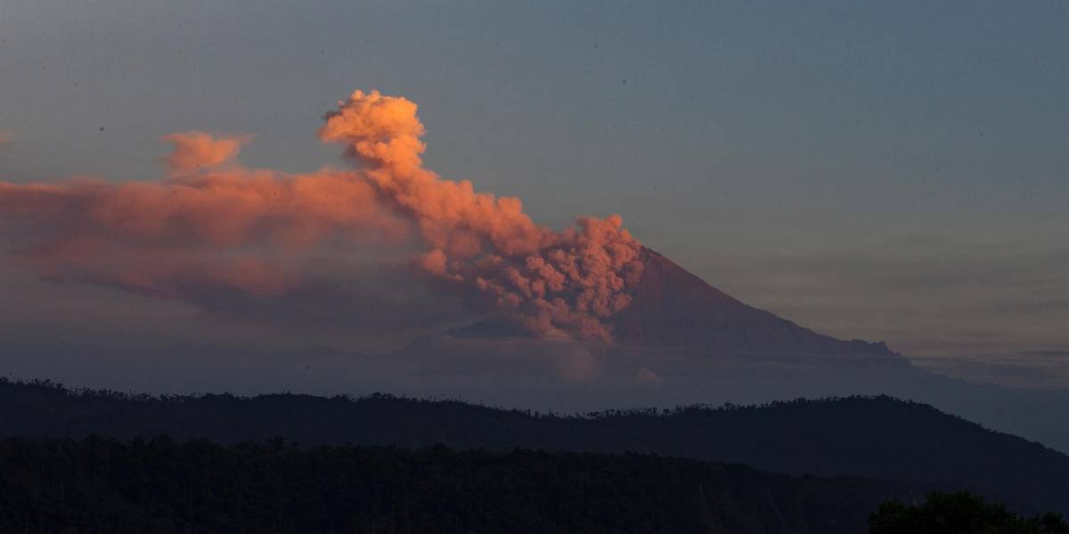 Alertan sobre caída de ceniza del volcán Sangay en varias provincias