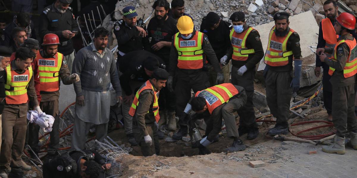 32 policías muertos tras ataque suicida a una mezquita en Pakistán