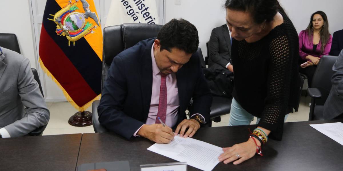 El Gobierno suscribe contrato para el proyecto minero Cascabel, en Imbabura