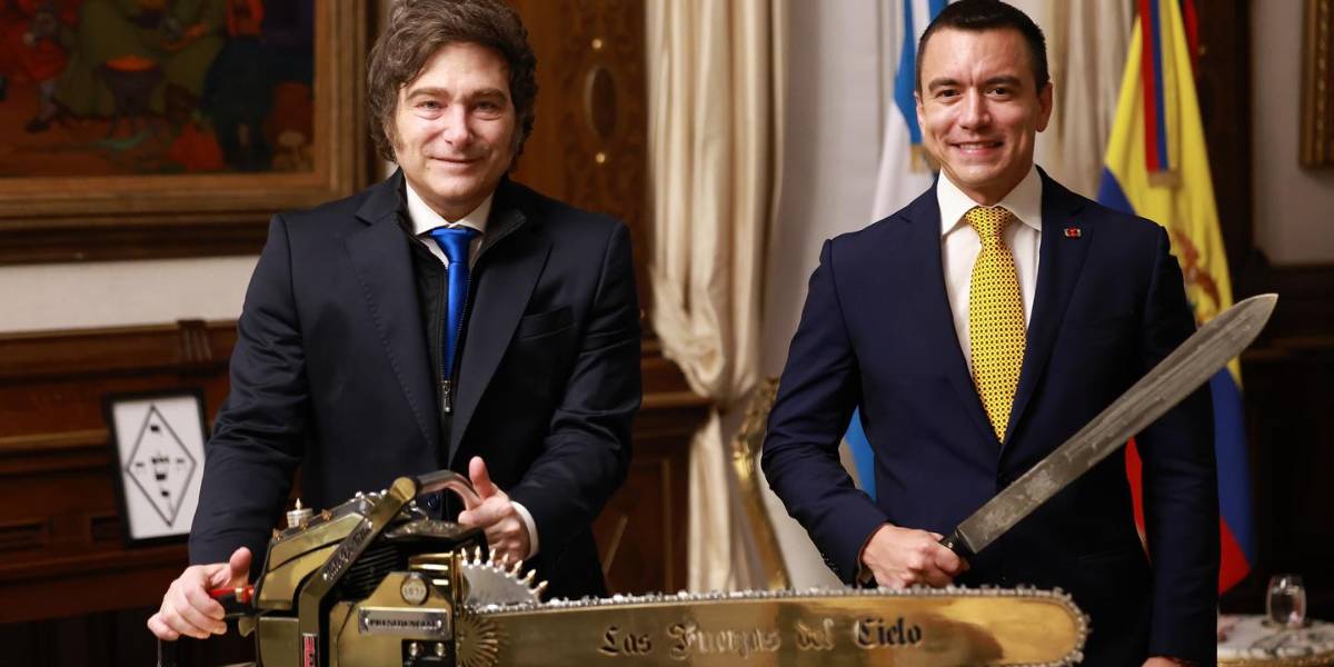 Daniel Noboa posa con un machete junto a Javier Milei y su motosierra
