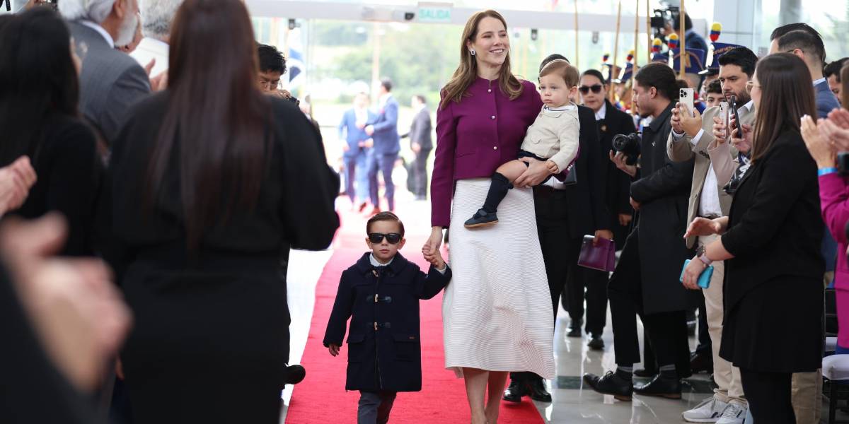 Con sus gafas y carisma, Alvarito, el hijo del presidente, causó sensación durante la entrega de credenciales