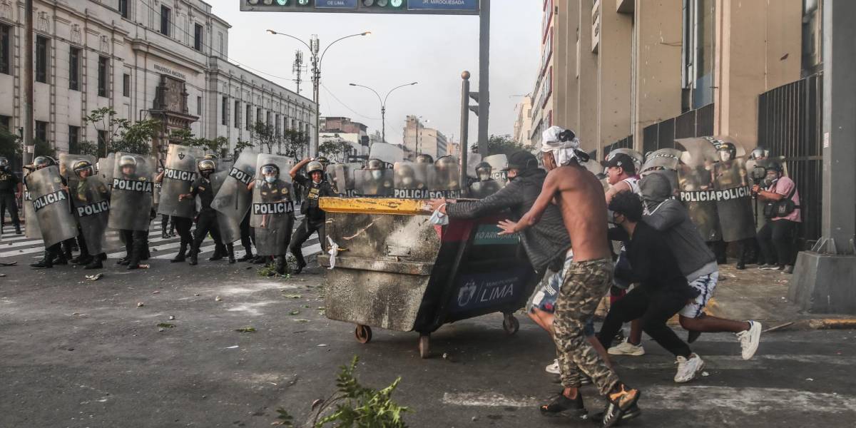 Perú: protesta deja daños y 25 policías heridos