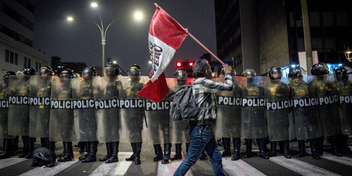 Perú: La Policía dispersa a manifestantes que llegaron al Congreso en marcha de protesta