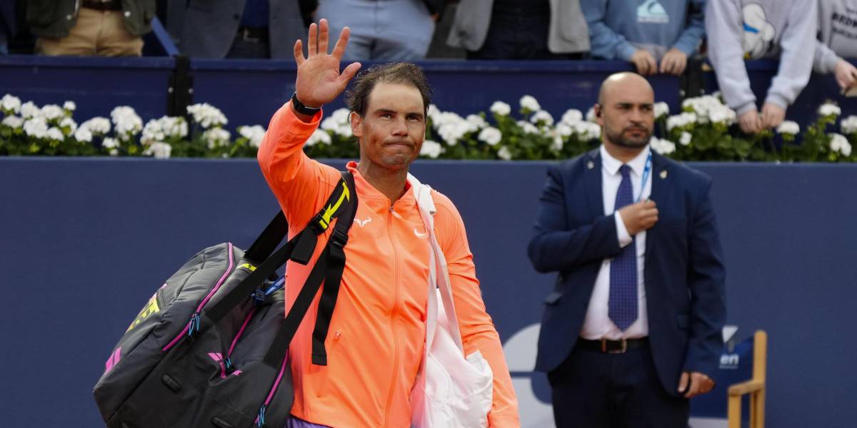 El tenista español Rafael Nadal se despide del público tras perder contra el australiano Alex de Miñaur en la segunda ronda del Barcelona Open Banc Sabadell-Trofeo Conde de Godó