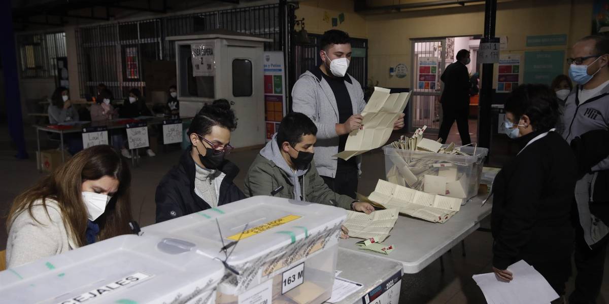 Chile comienza el conteo de votos en históricos comicios constituyentes