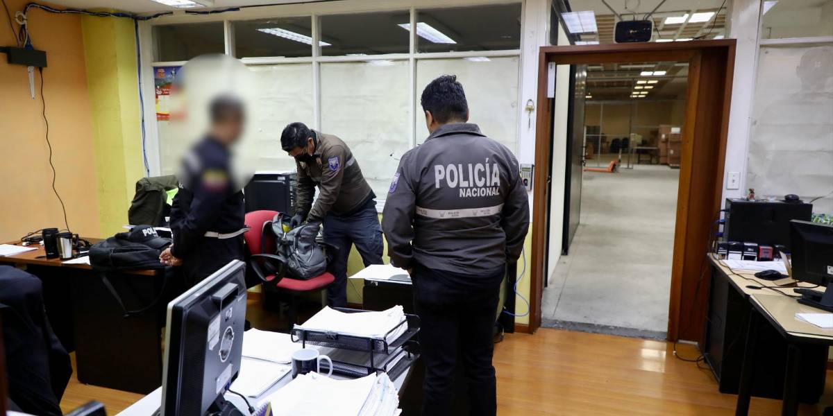 Cae una red de policías que vendía armas de la institución a grupos criminales en Ecuador