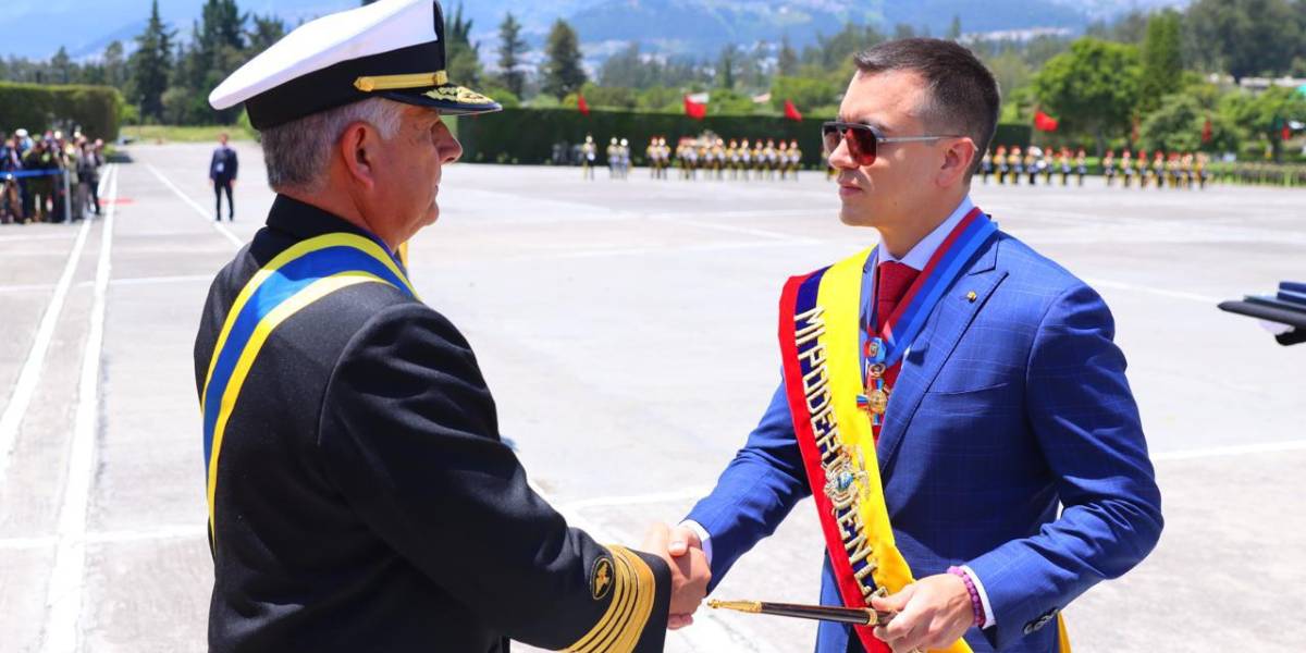 Daniel Noboa recibió el bastón de mando de las Fuerzas Armadas