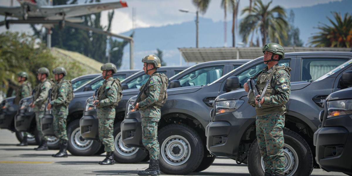 Gobierno entrega 94 vehículos para Fuerzas Armadas y Policía Nacional