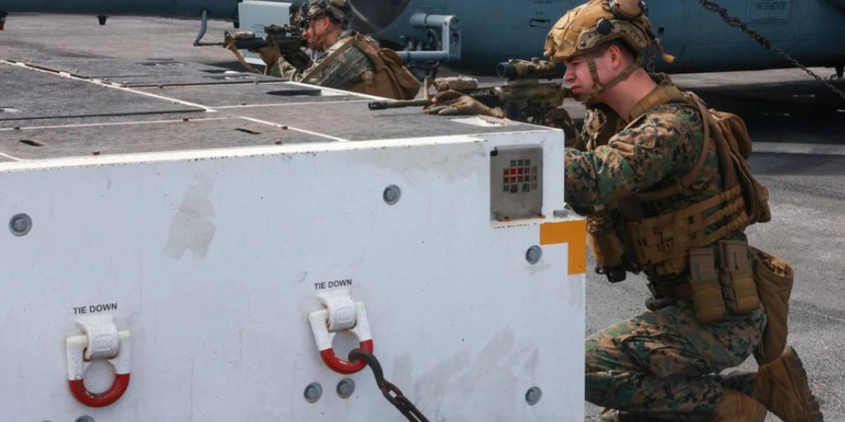 Qué busca Trump con el insólito despliegue militar de EE.UU. en el Caribe y su ataque letal a un bote procedente de Venezuela