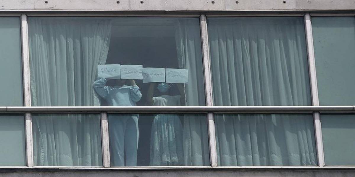 Los migrantes deportados por EE. UU. que están aislados en un hotel de Panamá y piden ayuda a través de las ventanas