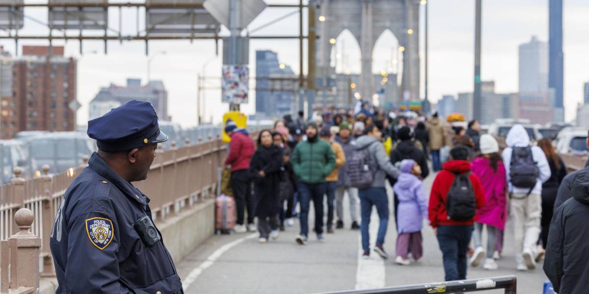 Nueva York: una migrante ecuatoriana que se dedicaba a las ventas ambulantes será desalojada del puente de Brooklyn