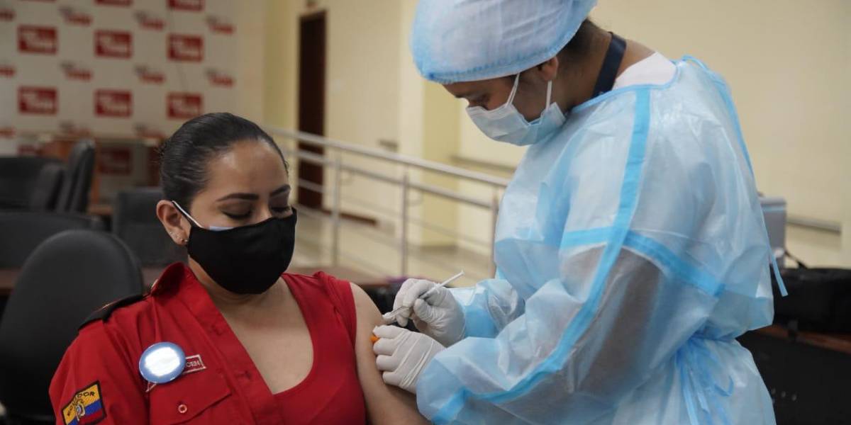 Ecuador espera vacunar a 1,8 millones hacia el 24 de mayo