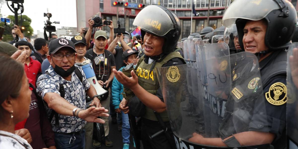 Perú: 42 muertos y 329 detenidos es el saldo de las protestas
