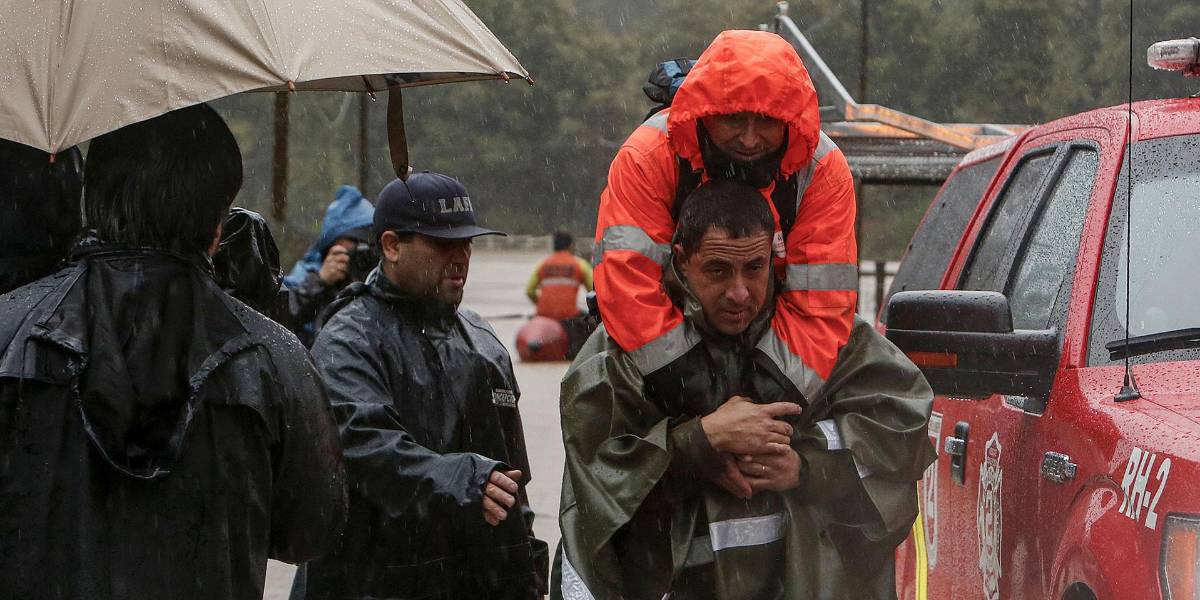 Miles de damnificados y caos se registran por intensas lluvias en Santiago de Chile y el centro de país
