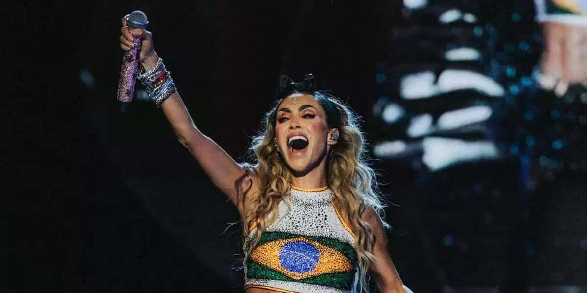 ¿El tour corre peligro? Anahí abandona el concierto de RBD en una ambulancia