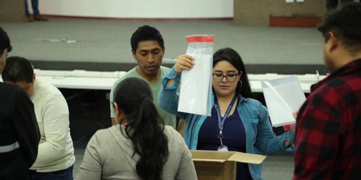 Segunda vuelta Ecuador 2023: 2 870 personas participarán en las juntas receptoras del voto en el exterior