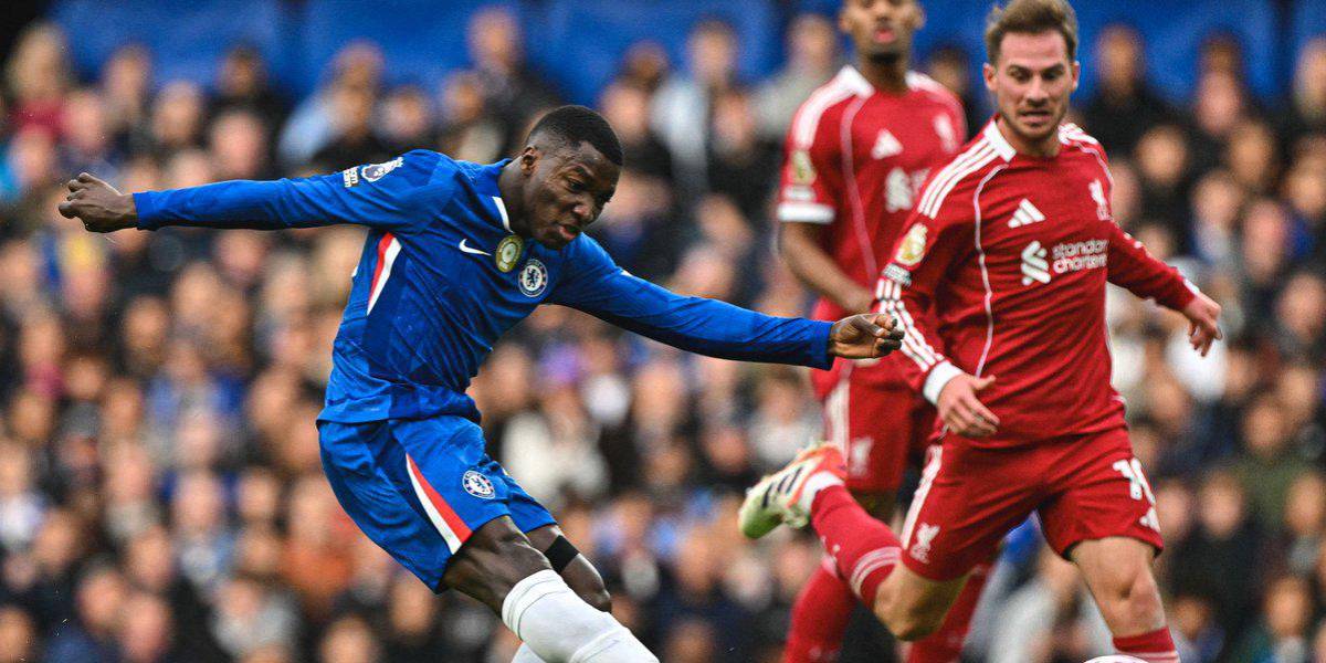 Gary Neville elogió a Moisés Caicedo: Es el mejor mediocampista de la Premier League