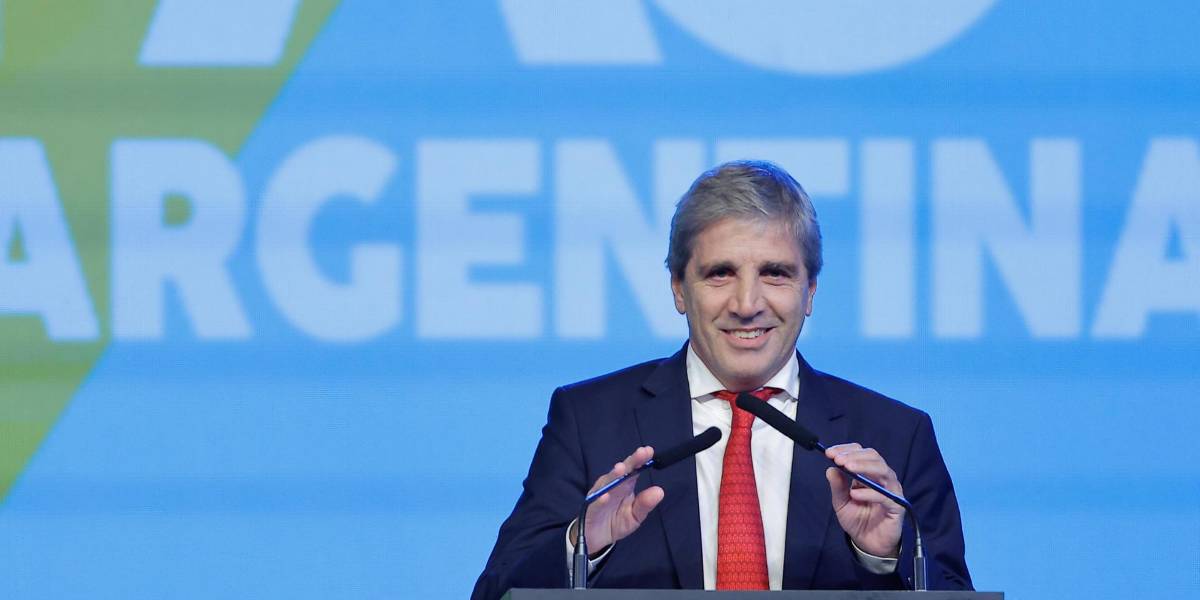 Argentina prepara medidas para estimular el uso de dólares en la economía