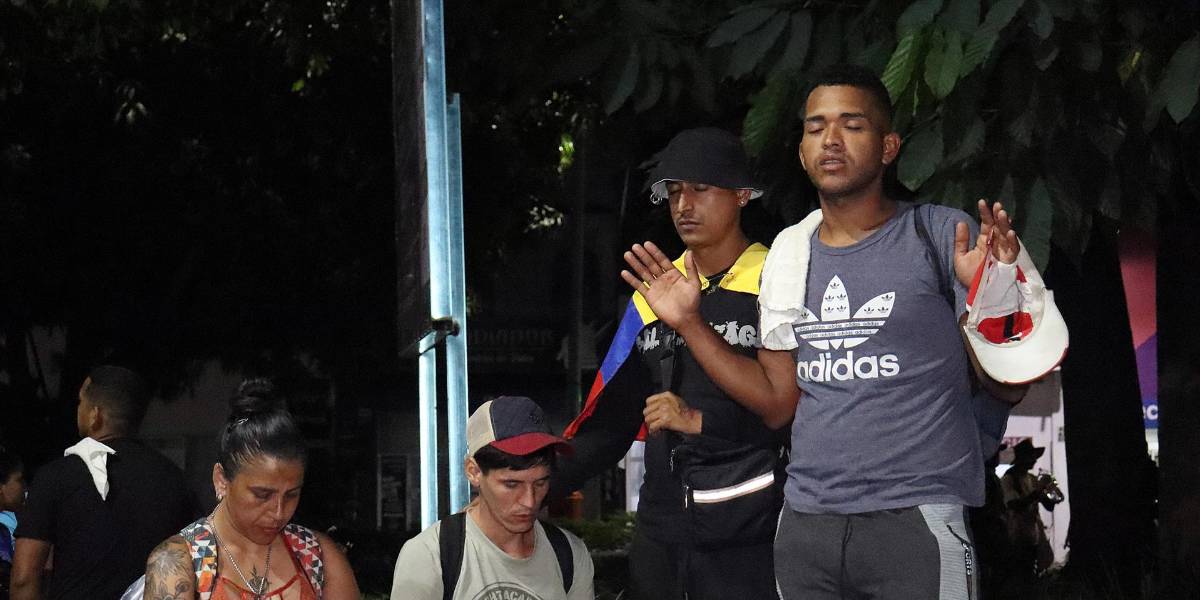 Caravana de migrantes avanza desde México hacia EE. UU. desafiando las restricciones de Trump