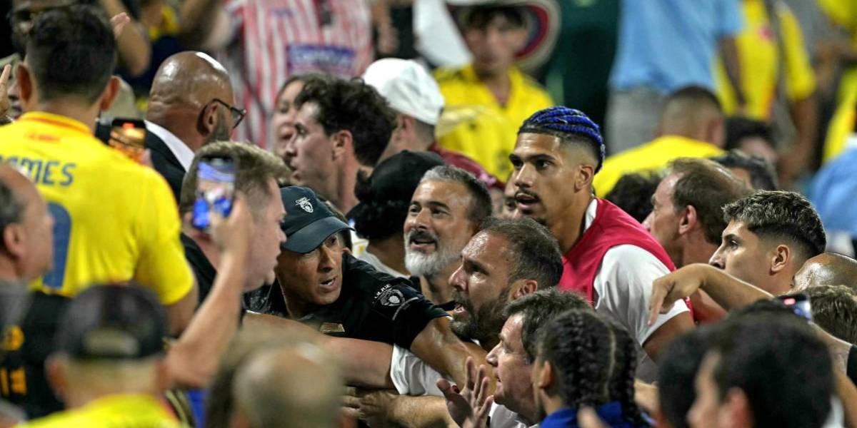 Jugadores de Uruguay se pelean con la hinchada de Colombia, tras finalizar el partido