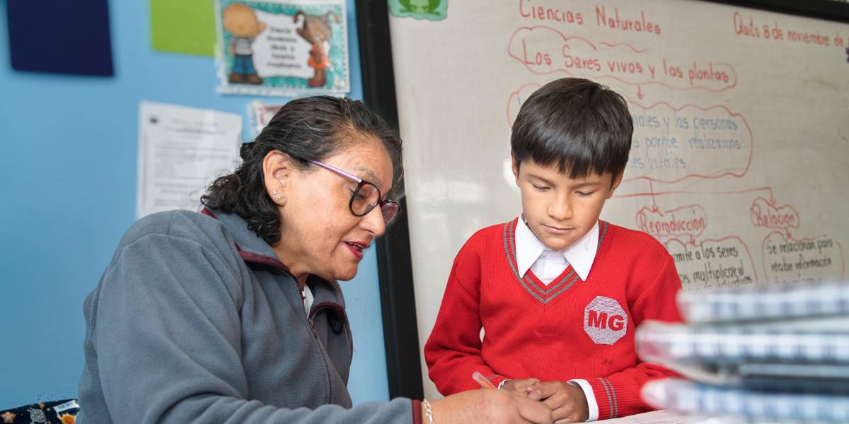 Así puedes inscribirte a una de las 748 plazas para docentes en 2025