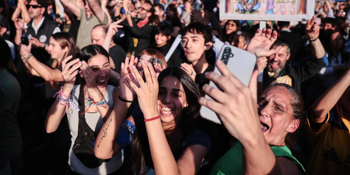 Argentina: Decenas de personas celebran el freno del Congreso al ajuste de Milei sobre salud y educación