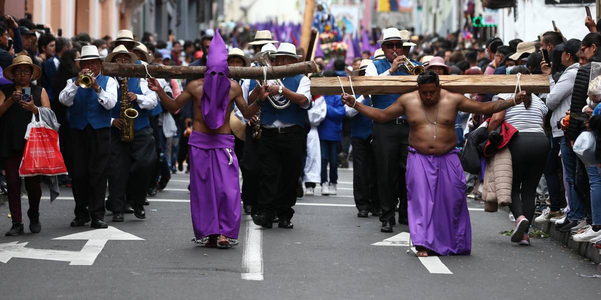 Viernes Santo: masiva asistencia a procesiones en Quito y Guayaquil