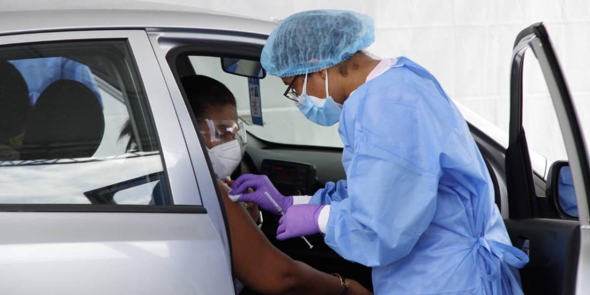 Un mall en Guayaquil se convierte en el primer punto de vacunación vehicular express