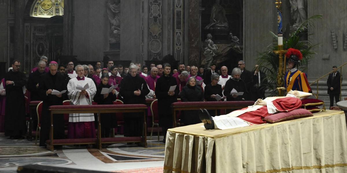 Benedicto XVI será enterrado en la antigua tumba del papa Juan Pablo II
