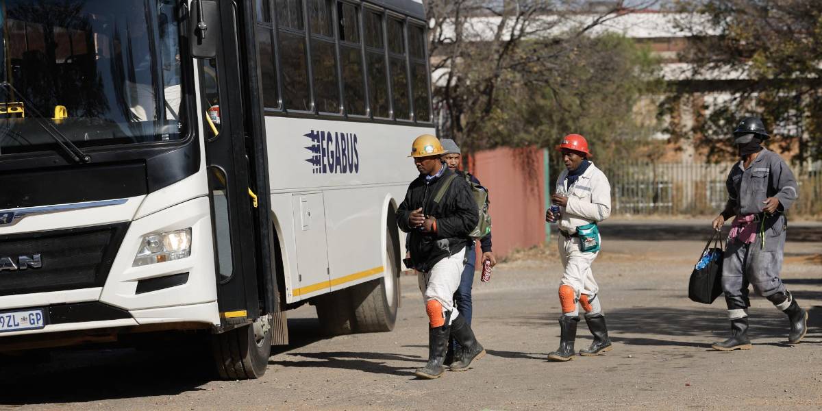 260 mineros fueron rescatados tras quedar atrapados bajo tierra en una mina de Sudáfrica