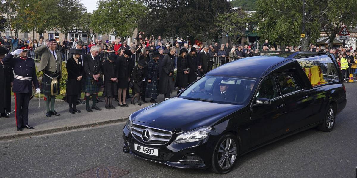 El féretro de Isabel II emprende en Escocia su último viaje