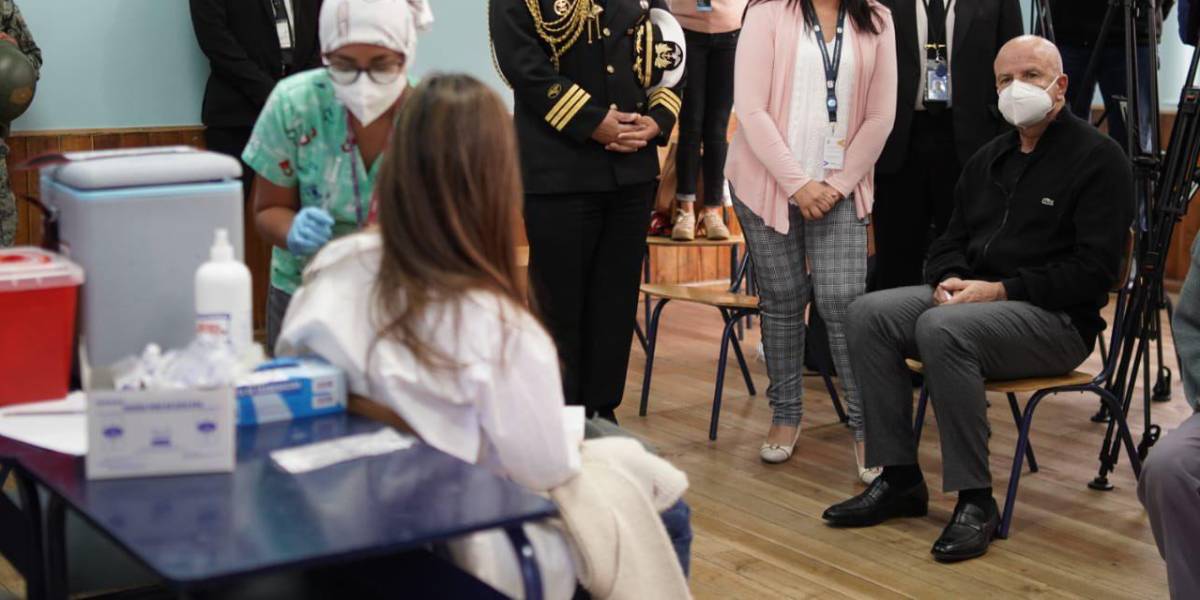 Vacunar a adolescentes de entre 12 y 16 años es prioridad del Gobierno de Lasso