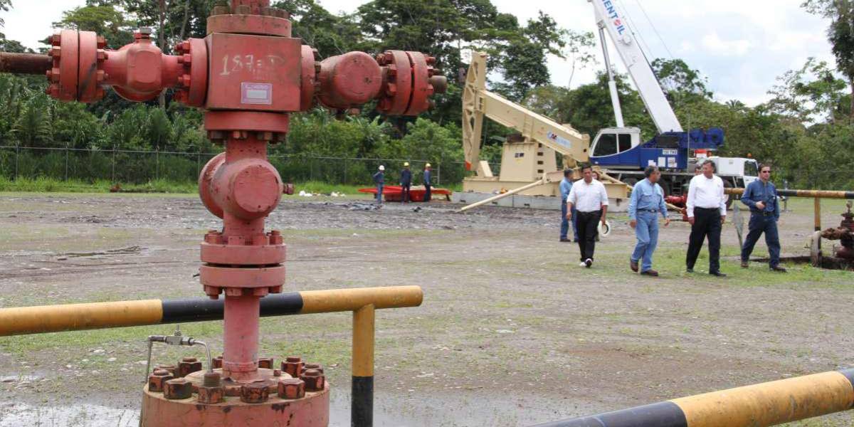 Petroecuador firma contrato con empresa privada para el manejo de derivados