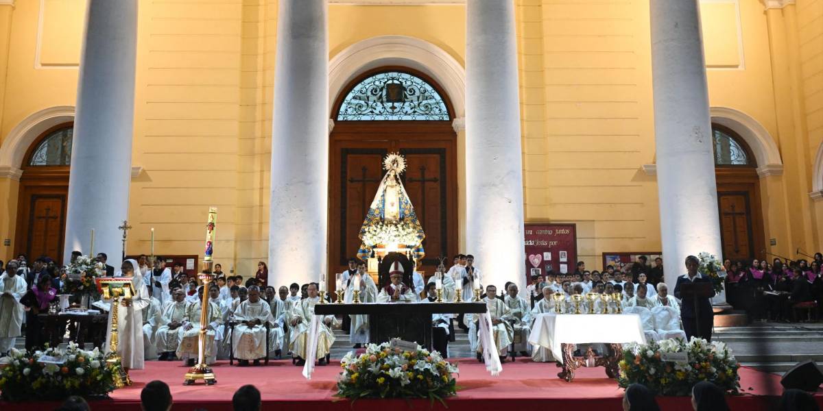 El obispo de Chiclayo, Edinson Edgardo Farfán (C), encabeza una misa en honor al recién elegido Papa León XIV en la Catedral de Santa María en Chiclayo, Perú, el 10 de mayo de 2025.