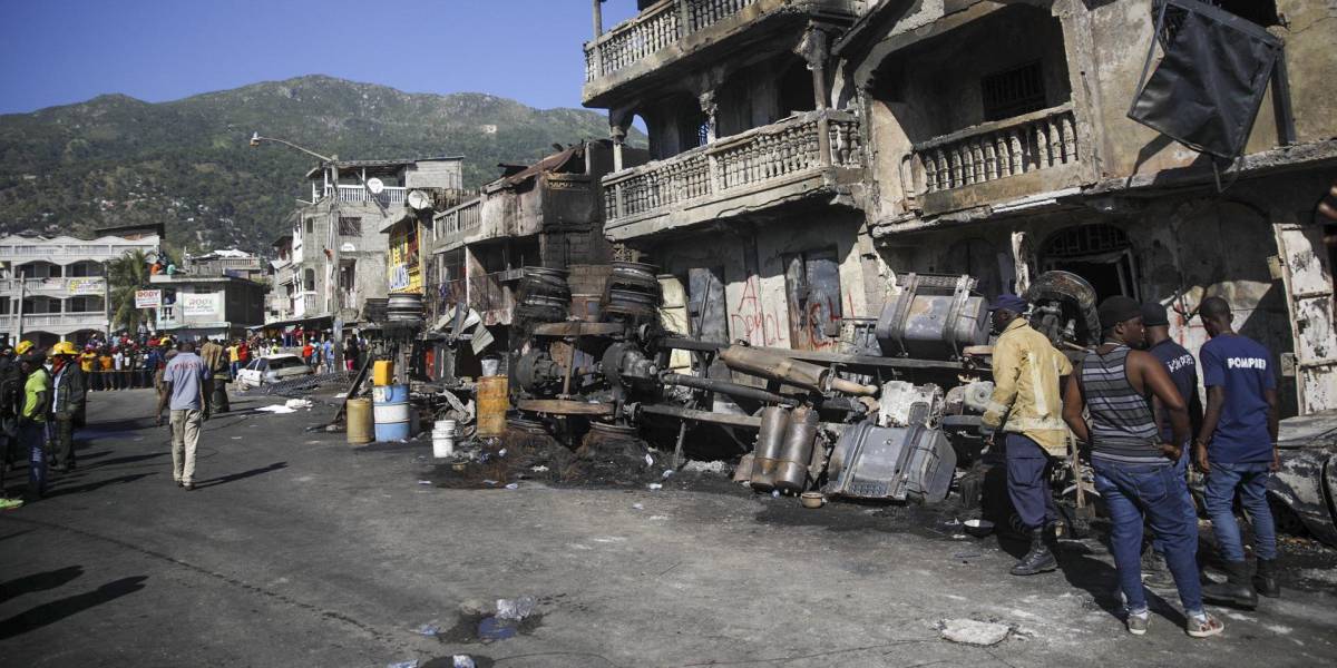Suben a 60 los muertos por la explosión de un camión cisterna en Haití