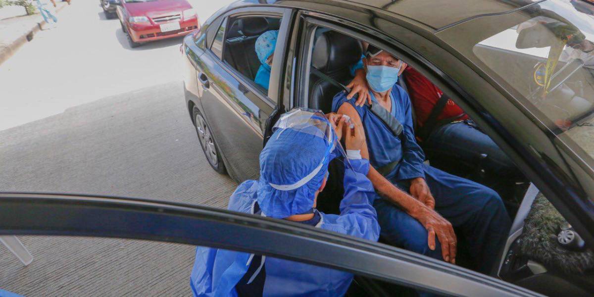 Gobierno aplica programa de vacunación exprés en Guayaquil