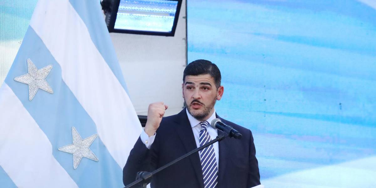 Aquiles Álvarez no confrontó a Noboa y aprovechó la sesión solemne de Guayaquil para destacar su primer año de alcaldía