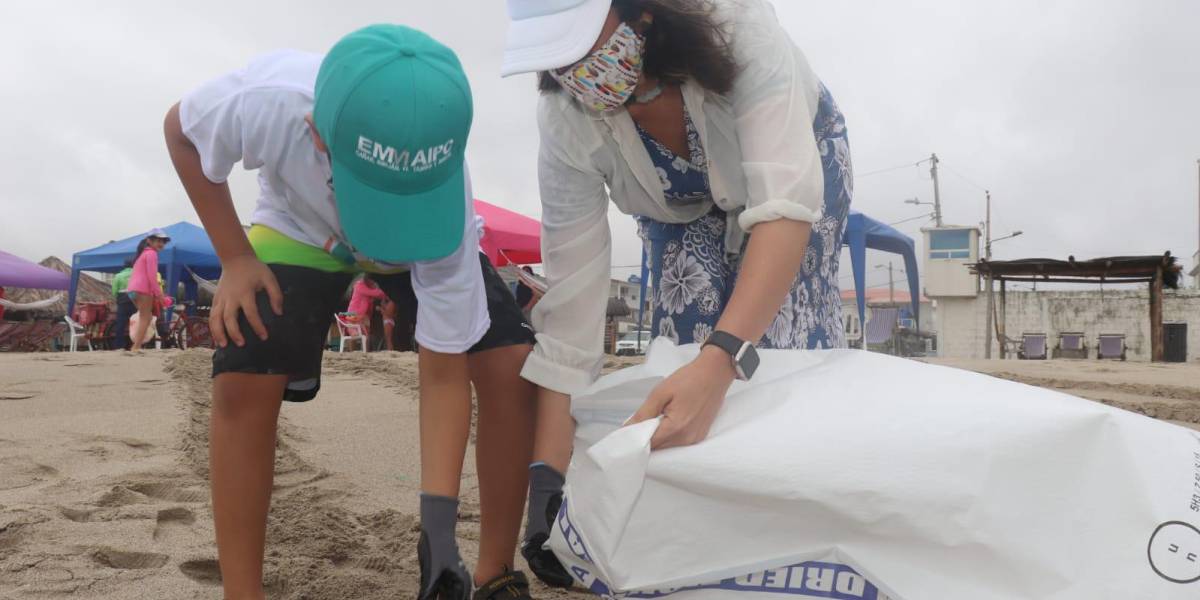 Más 35 mil kilogramos de desechos recogidos de las playas de Ecuador