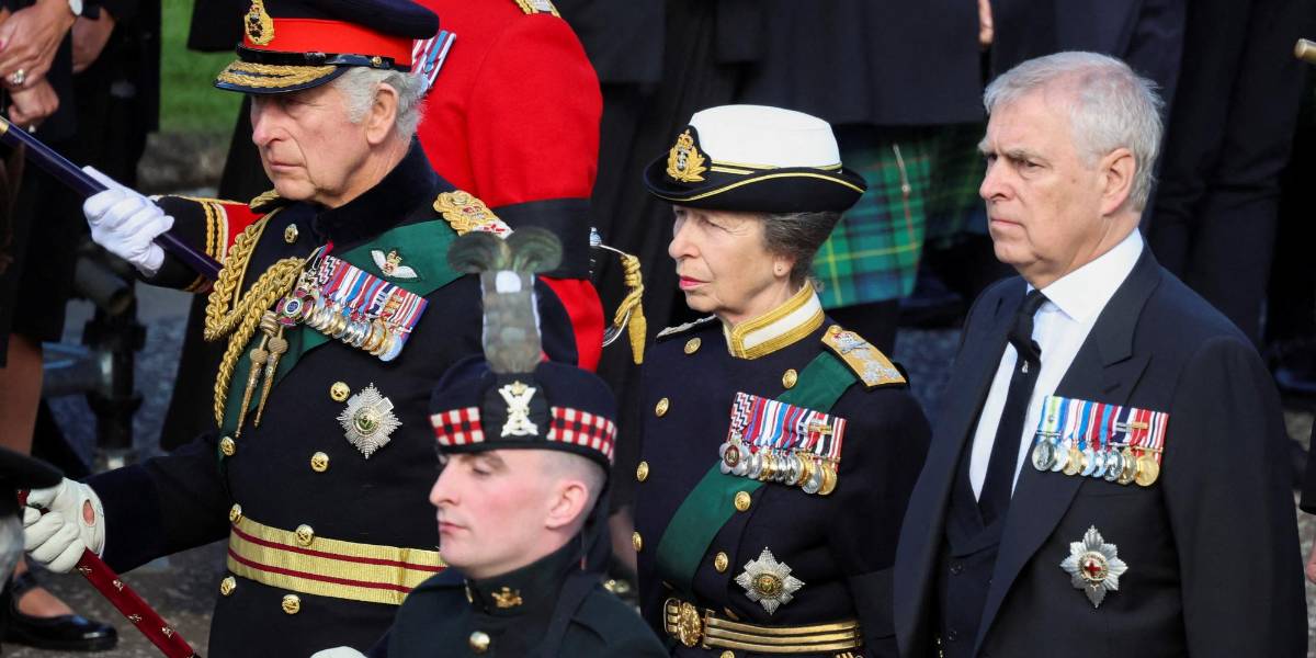 Vestido de civil, el príncipe Andrés recibe reproches durante el cortejo fúnebre de Isabel II