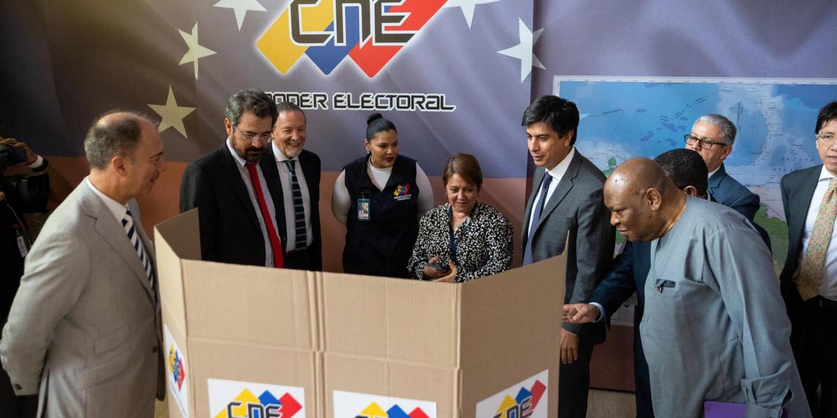 Representantes del cuerpo diplomático acreditado en Venezuela observan un simulacro de votación en el Consejo Nacional Electoral este miércoles, en Caracas - Venezuela.