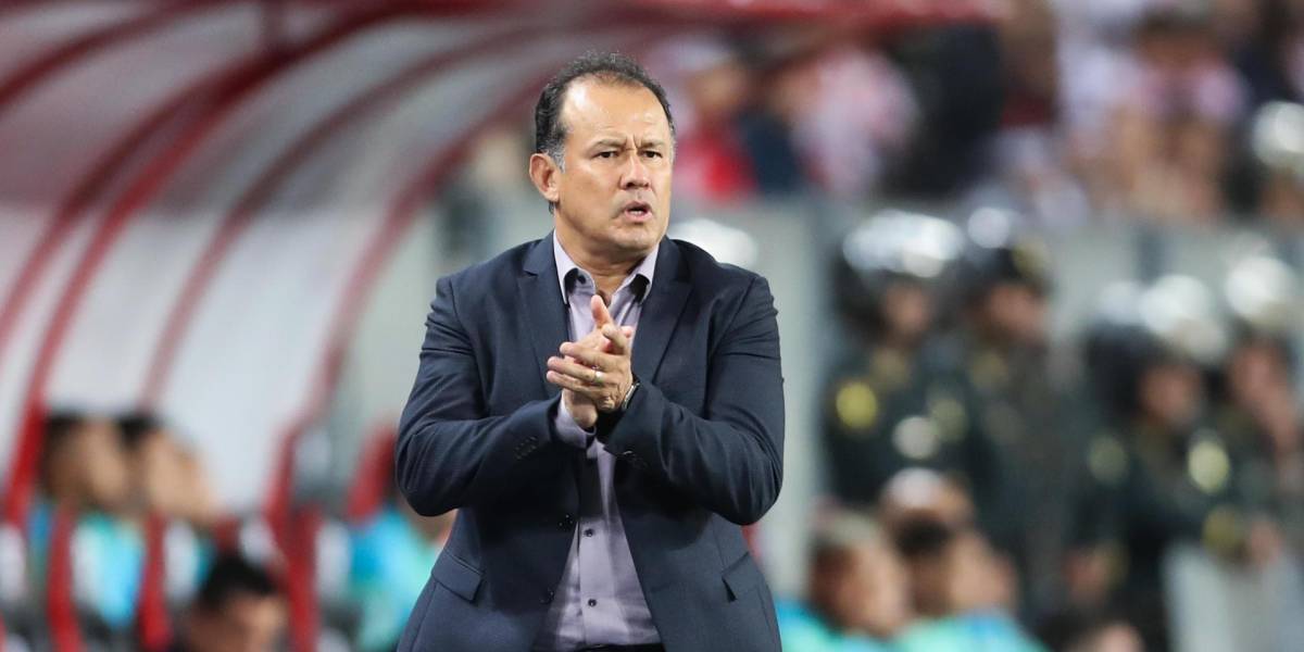 La Federación Peruana de Fútbol anunció la destitución de Juan Reynoso