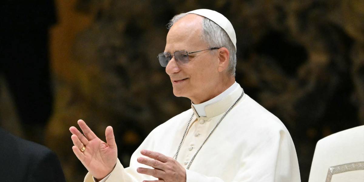 El Papa León XIV muestra su lado más cercano y bromea con los periodistas