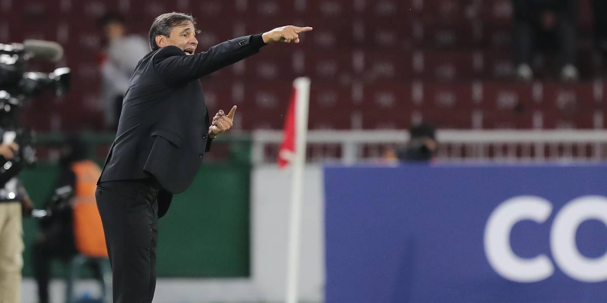 El Universitario solicita sanción a Liga de Quito por insultos de su hinchada a Fabián Bustos