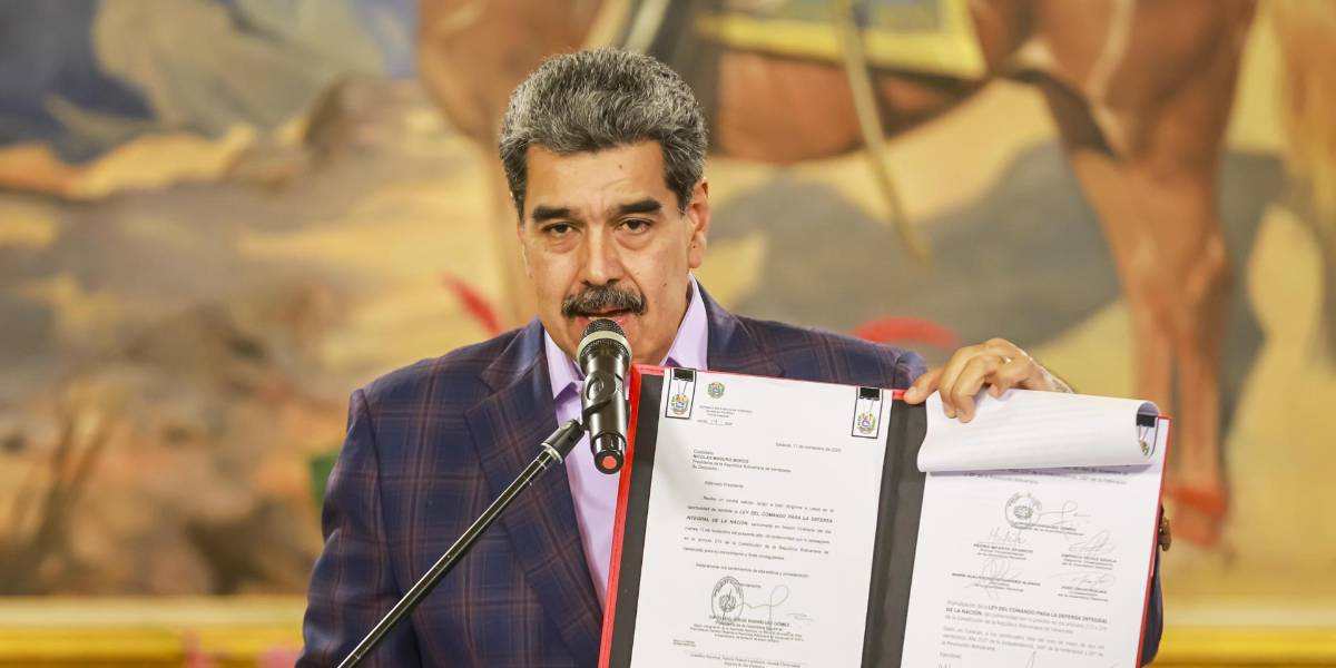 Maduro ordena crear comandos de defensa en caso de lucha armada por despliegue de EE. UU.