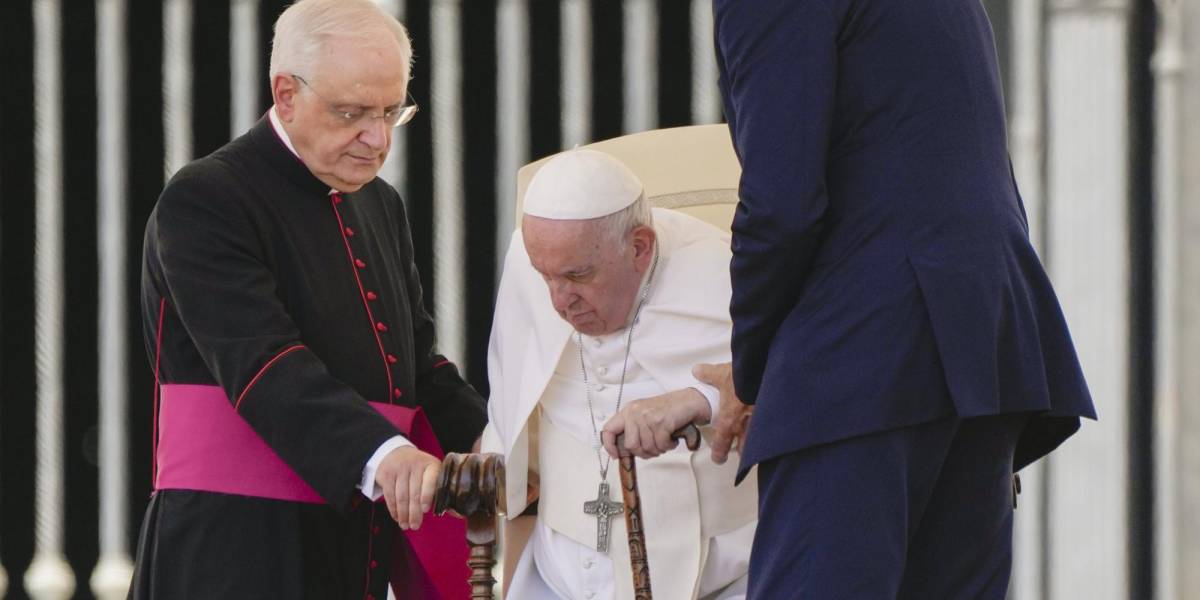 El Papa Francisco reaparece sin silla de ruedas, ayudado de un bastón