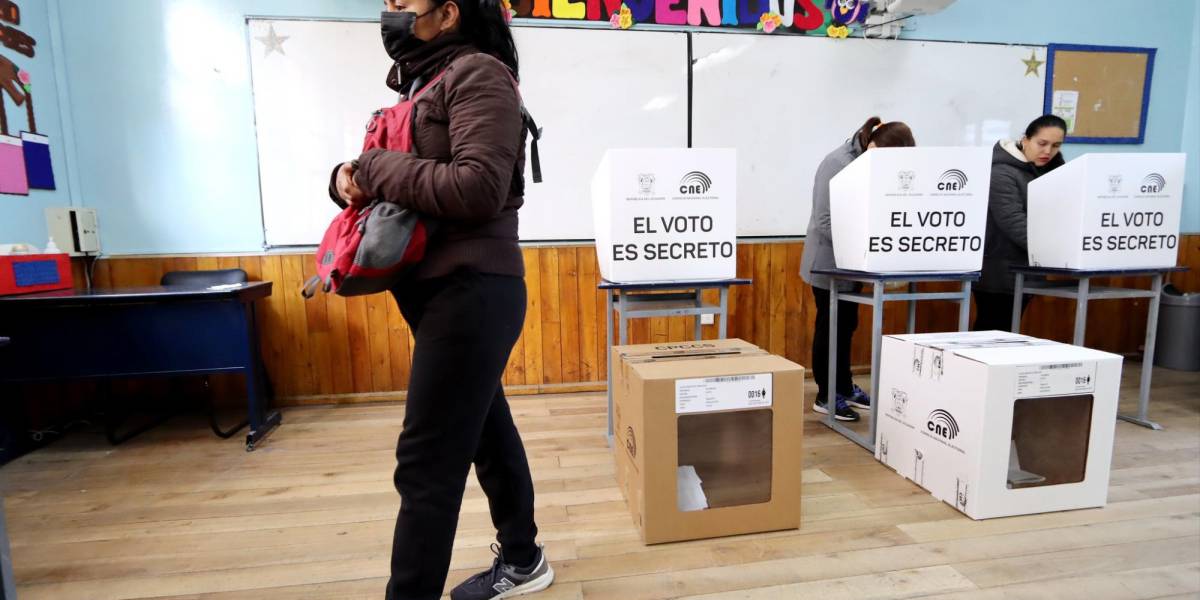 Elecciones Ecuador 2023: planteles fiscales habilitados como recintos electorales recibirán clases a distancia