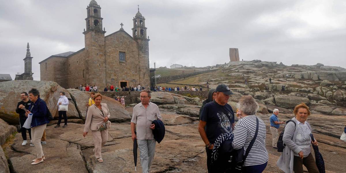 Muxía, la zona cero del Prestige, vuelve al foco internacional por sus populares piedras