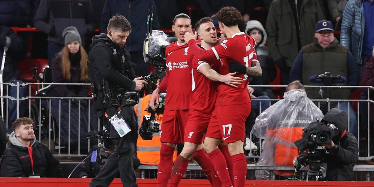 Liverpool golea sin problemas a un débil Chelsea con Moisés Caicedo en cancha