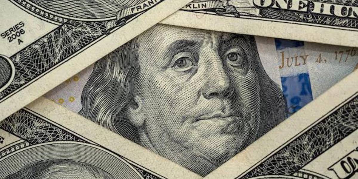 El riesgo país baja y va camino a los 1 000 puntos