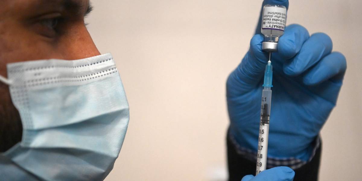 Reino Unido crea una vacuna contra ómicron, que se aplicará una sola vez al año